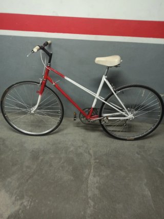 Bicicleta de paseo roja y blanca