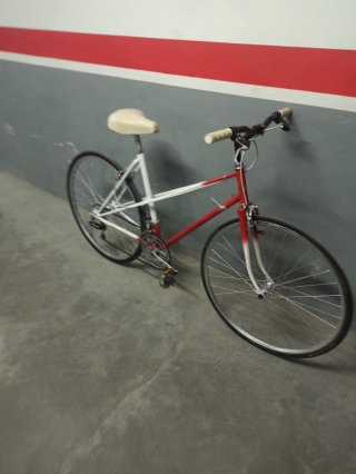 Bicicleta de paseo roja y blanca
