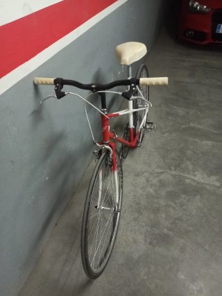 Bicicleta de paseo roja y blanca