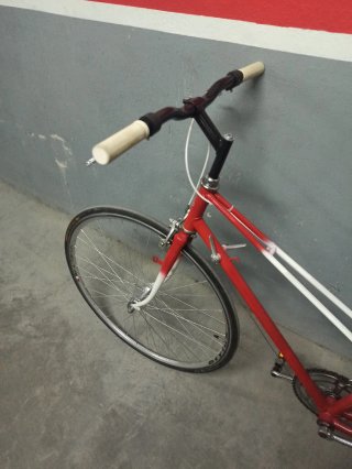 Bicicleta de paseo roja y blanca