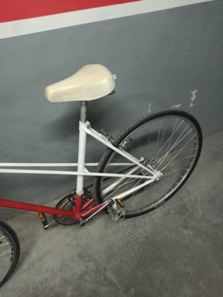 Bicicleta de paseo roja y blanca