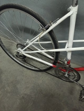 Bicicleta de paseo roja y blanca