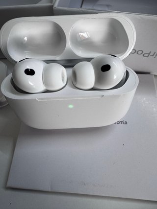 AirPods Pro 3 con estuche de carga