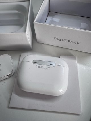 AirPods Pro 3 con estuche de carga