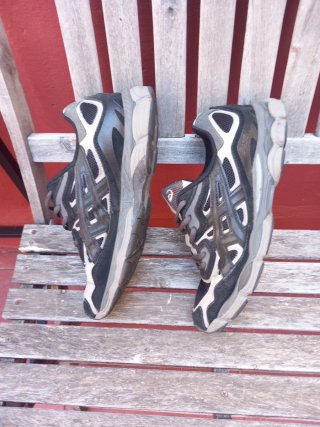 Zapatillas ASICS Negras y Grises
