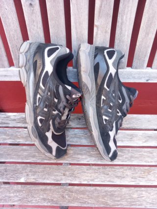 Zapatillas ASICS Negras y Grises