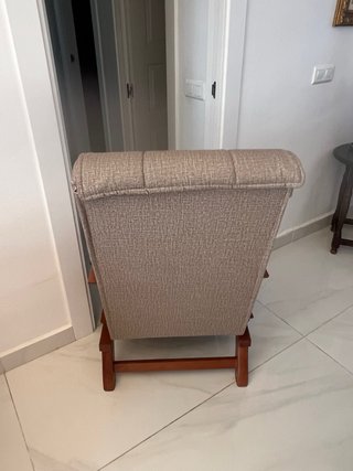 Butaca tapizada beige y madera