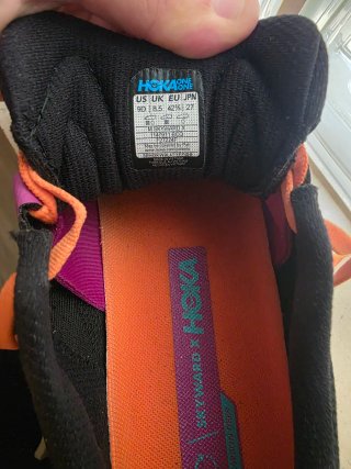 Zapatilla Hoka Skyward 42.5 Negra/Naranja/Morada