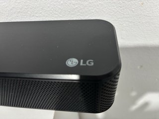 Barra de Sonido LG SN4R y altavoz grande