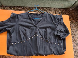 Vestido negro con tachuelas
