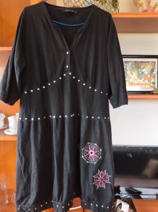 Vestido negro con tachuelas