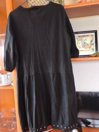 Vestido negro con tachuelas