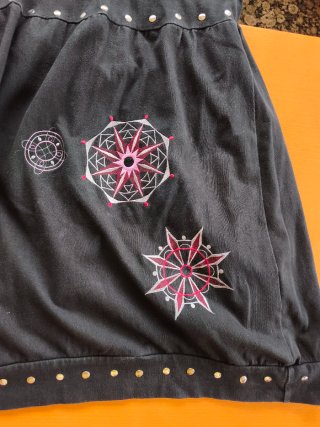 Vestido negro con tachuelas