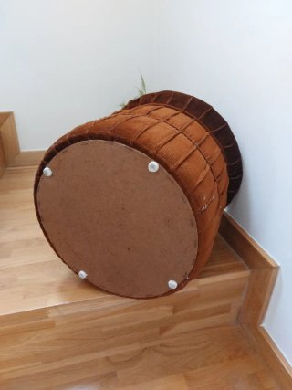 Puf de terciopelo o pana marrón