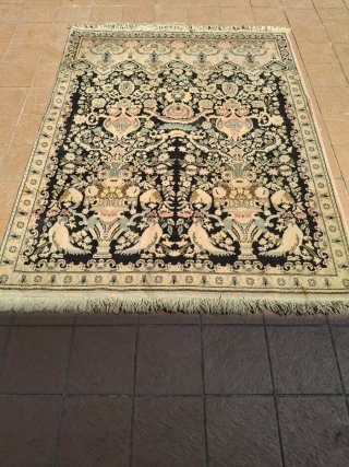 Alfombra antigua de lana beige y negra