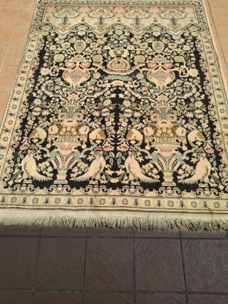 Alfombra antigua de lana beige y negra