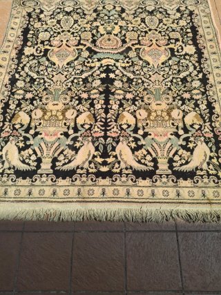 Alfombra antigua de lana beige y negra