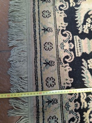 Alfombra antigua de lana beige y negra