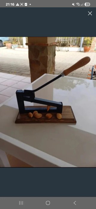 Cascador de almendras manual