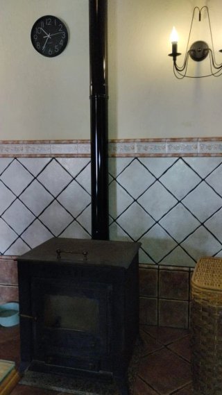 Estufa de leña metálica negra