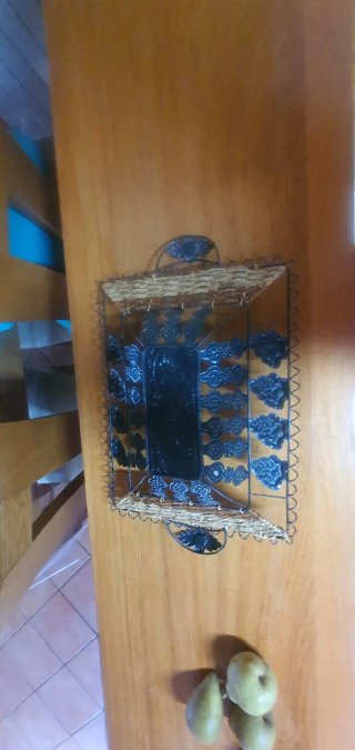 Cesta o bandeja decorativa metal y mimbre