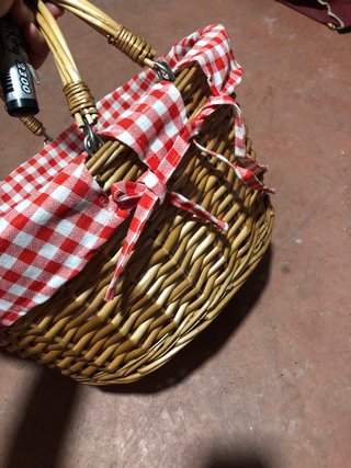 Cesta de mimbre con forro de tela a cuadros