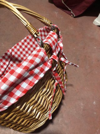 Cesta de mimbre con forro de tela a cuadros