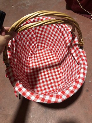 Cesta de mimbre con forro de tela a cuadros