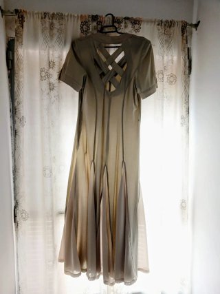 Vestido de fiesta beige