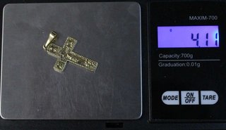 Cruz de oro de 18k. Peso: 4.11 gr.