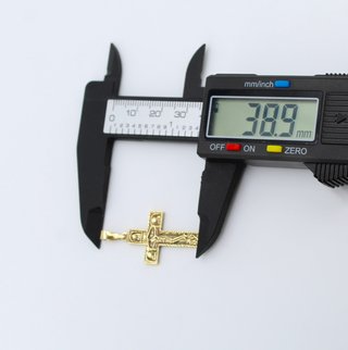 Cruz de oro de 18k. Peso: 4.11 gr.