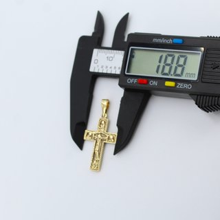 Cruz de oro de 18k. Peso: 4.11 gr.