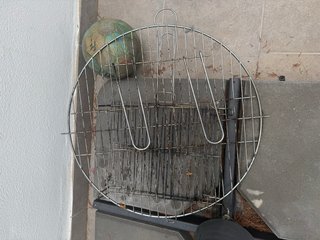 Barbacoa de metal negra