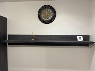 Estantería de pared negra