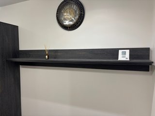 Estantería de pared negra