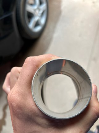 Cola escape coche