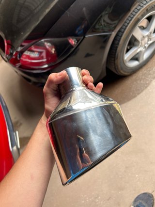 Cola escape coche