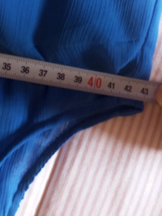 Blusa azul sin mangas con cremallera