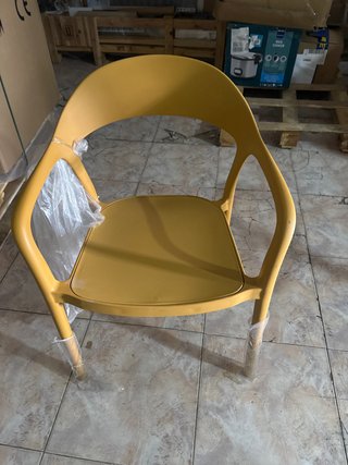 Silla de plástico amarilla moderna