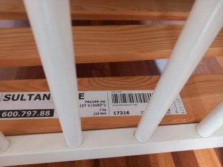 Cama infantil blanca con barrera