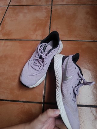 Zapatillas Nike Revolution Moradas y Blancas