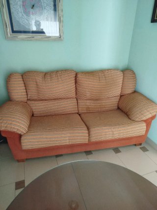 Sofá y mesa de salón