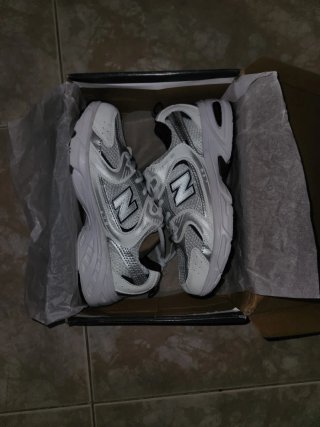 Zapatillas New Balance Plata y Blanco