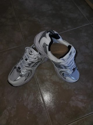 Zapatillas New Balance Plata y Blanco