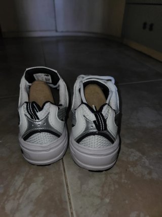 Zapatillas New Balance Plata y Blanco