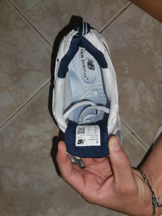 Zapatillas New Balance Plata y Blanco