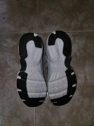 Zapatillas New Balance Plata y Blanco