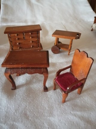 Lote de Muebles miniatura, tallados a mano
