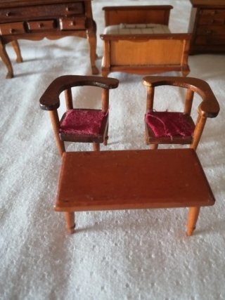 Lote de Muebles miniatura, tallados a mano