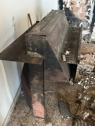 Chimenea metálica negra y gris